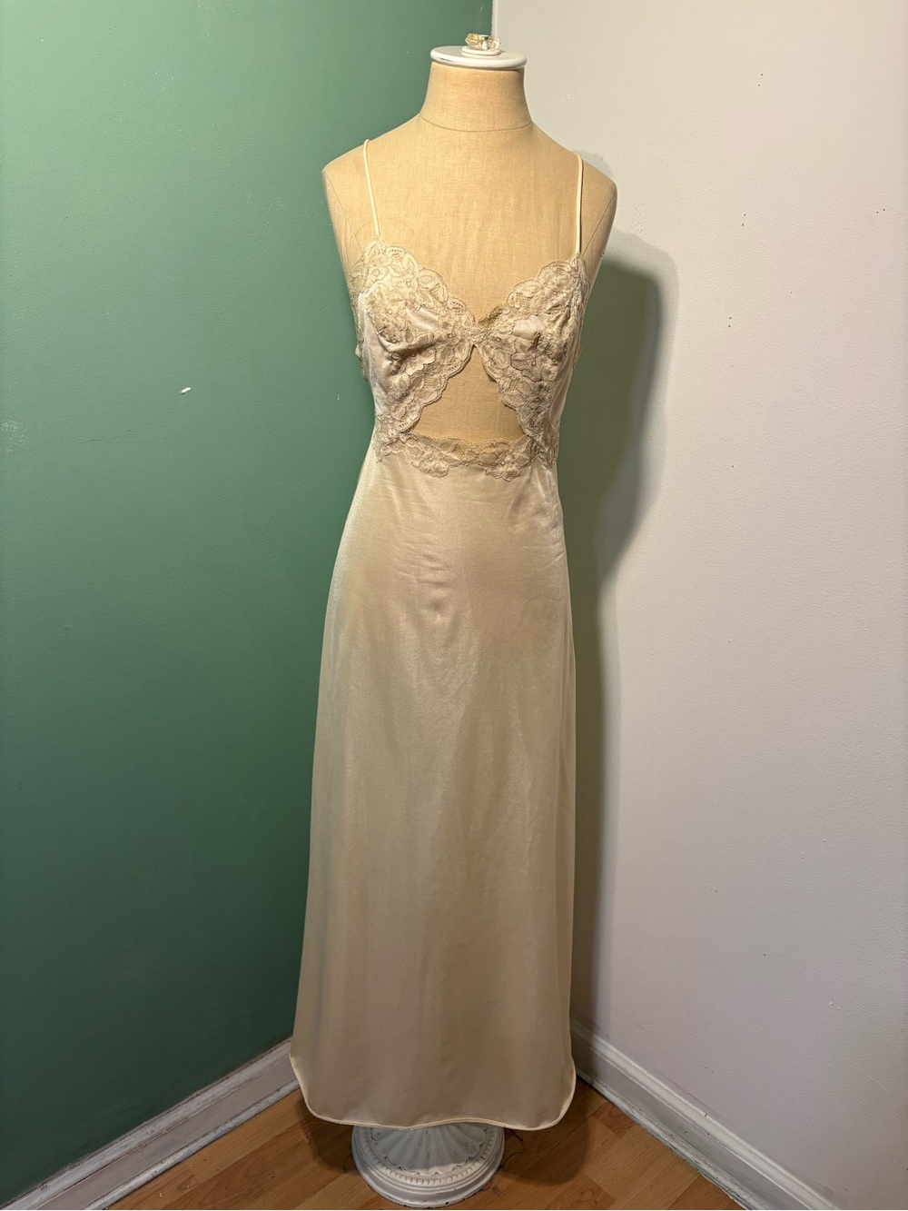 Vintage Vanity Fair Lace Cutout Slip Nightwear in Cream